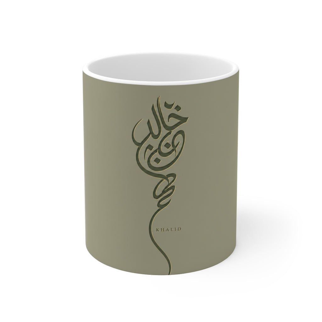 Mug prénom Khalid en calligraphie arabe – Vert amande premium 11 oz