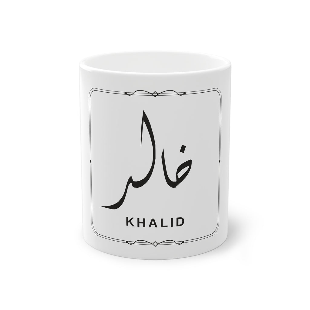 Mug prénom Khâlid خالد blanc, calligraphie arabe Diwani noire et filet losange – Heritage Arabic