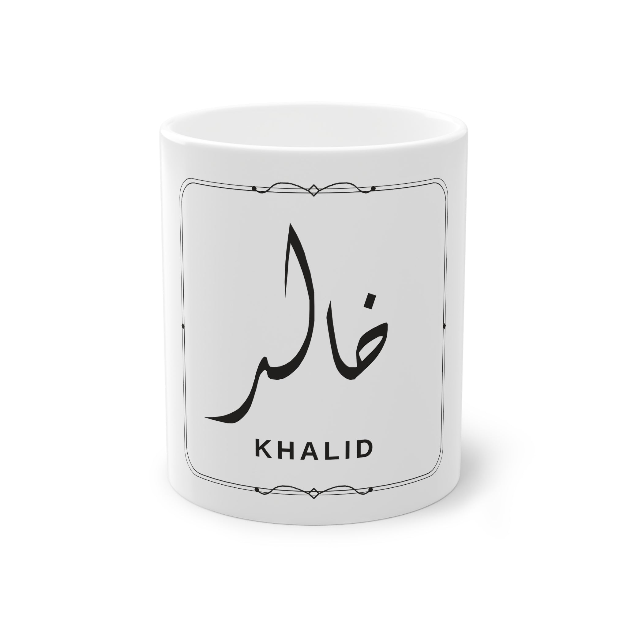 Mug prénom Khâlid خالد blanc, calligraphie arabe Diwani noire et filet losange – Heritage Arabic