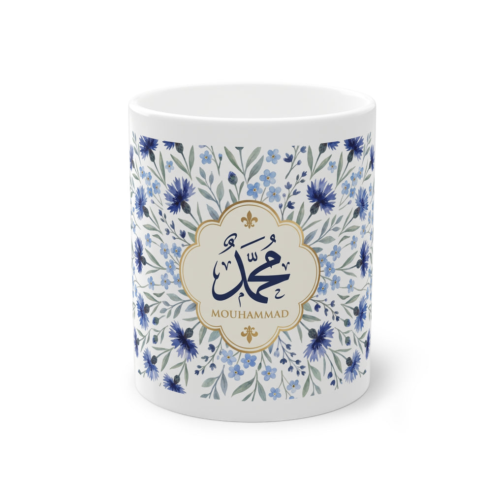 Mug prénom Mouhammad محمد, calligraphie arabe bleu marine entourée de bleuets et médaillon doré – Heritage Arabic