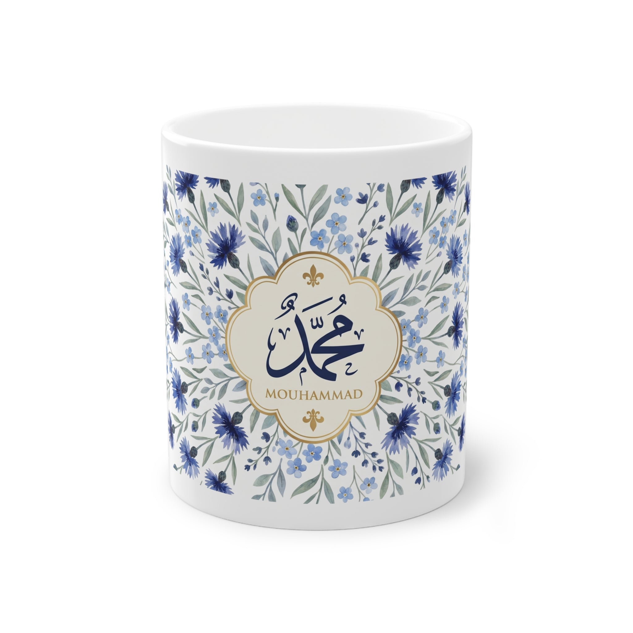 Mug prénom Mouhammad محمد, calligraphie arabe bleu marine entourée de bleuets et médaillon doré – Heritage Arabic