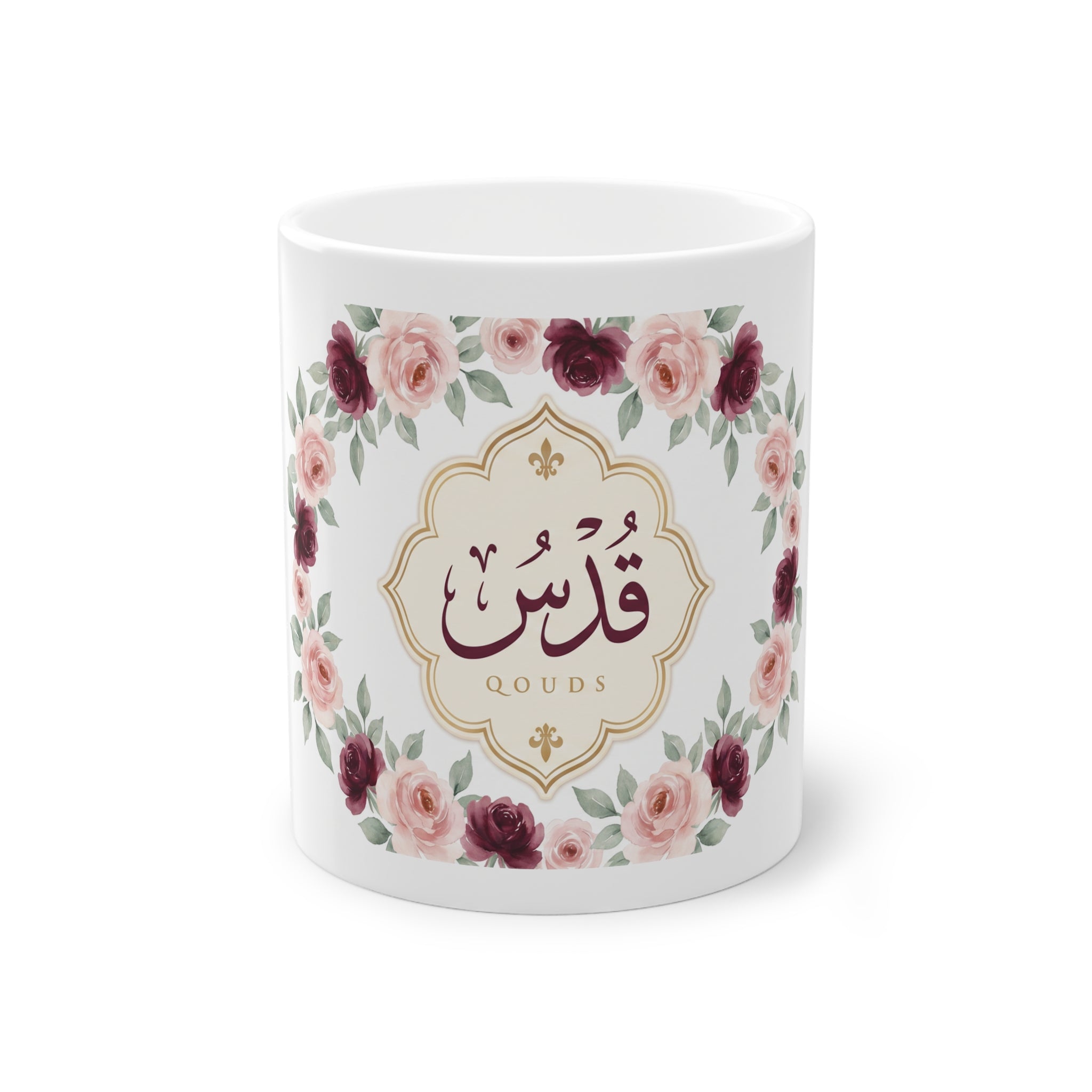 Mug prénom Qouds قدس, calligraphie arabe entourée de roses et médaillon doré – Heritage Arabic