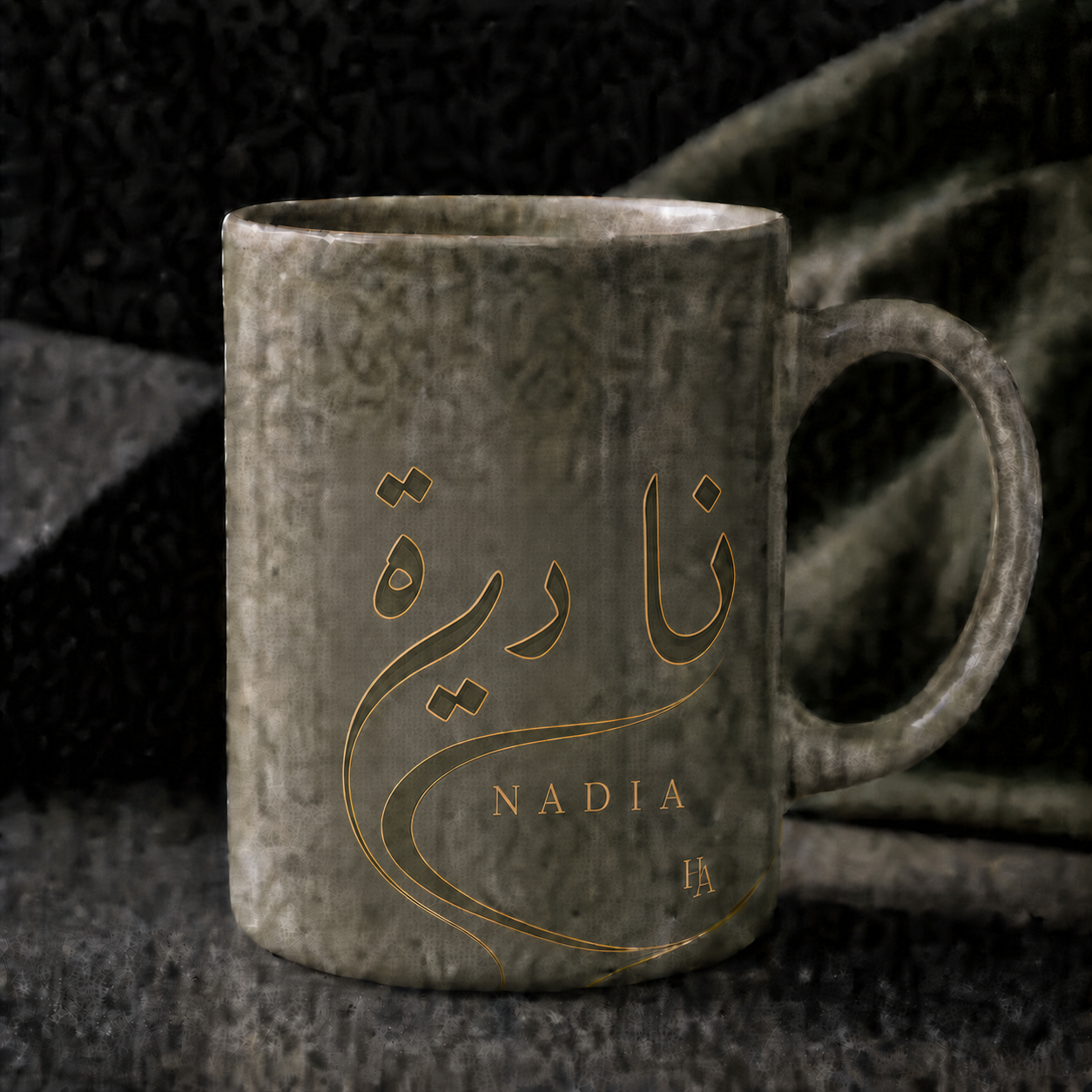 Mug prénom Nadia calligraphie arabe dorée sur céramique vert amande - Heritage Arabic