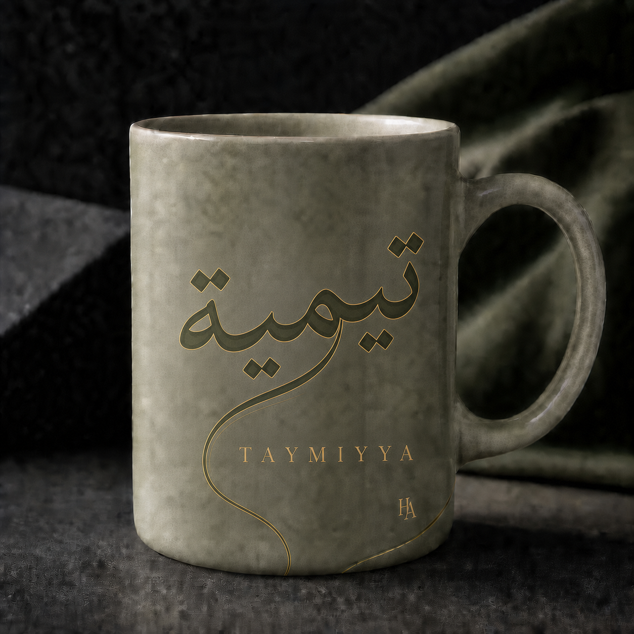 Mug prénom Taymiyyah en calligraphie arabe – Vert amande premium 11 oz